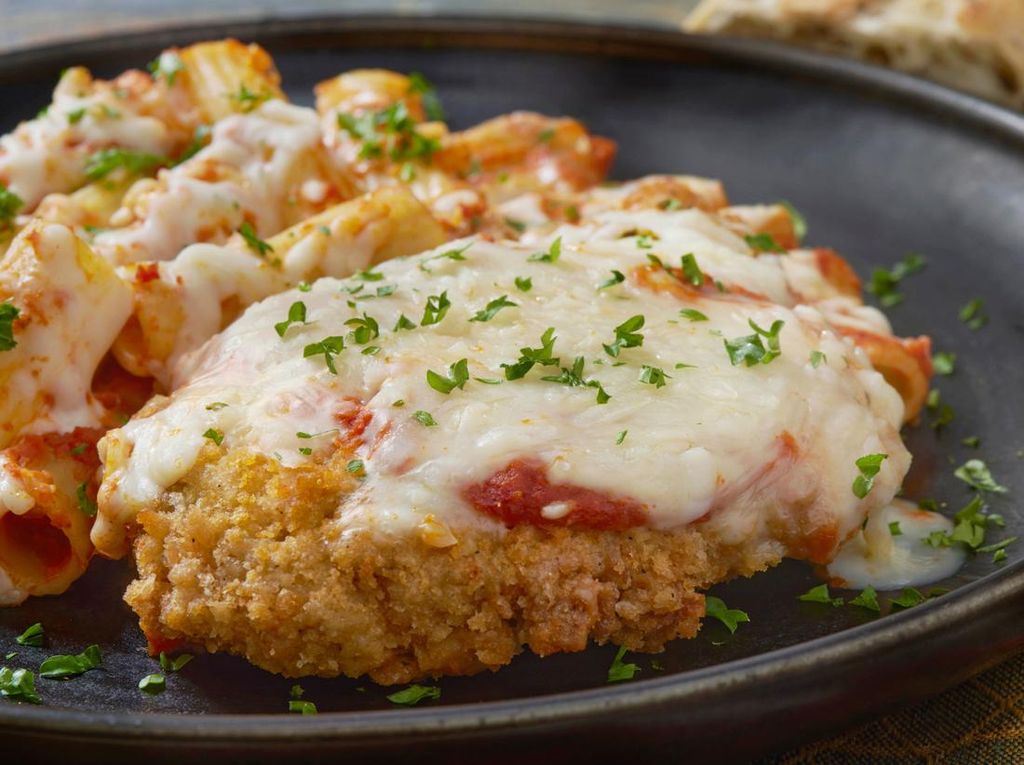 Resep Chicken Parmigiana: Ayam Goreng Keju Saus Tomat yang Menggoda