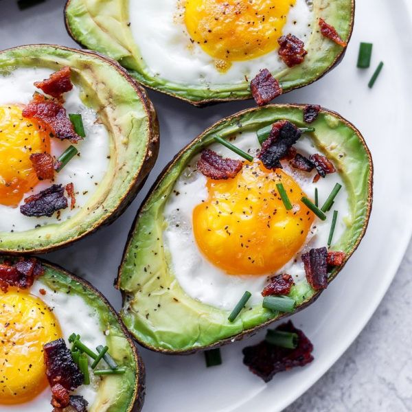 These avocado baked eggs are the an easy low carb breakfast that you ...