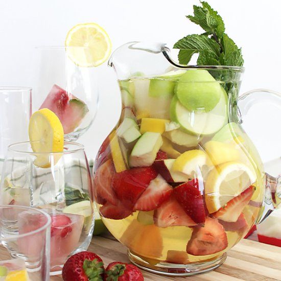 This easy white wine sangria recipe is perfect for summer drinks! Easy ...