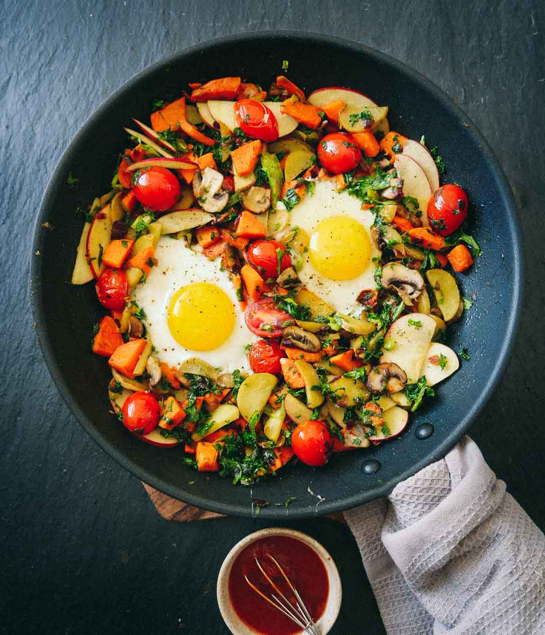 Vegetarian breakfast â Recipe with vegetables and fried eggs